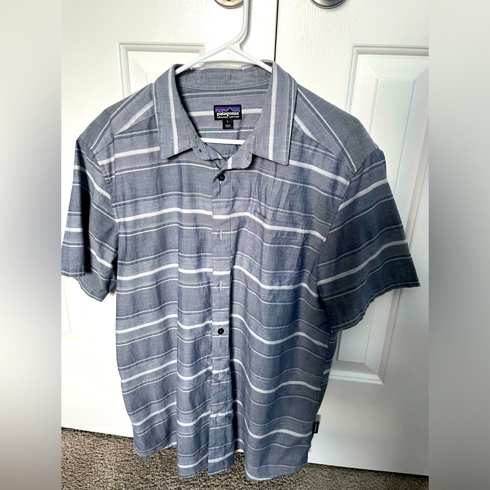 Patagonia Men’s Large Short Sleeve Button up button down striped shirt Blue/Grey